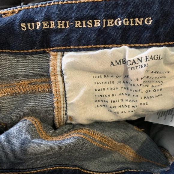 American eagle super hi rise distressed jegging jeans. Size 6. Medium wash. - Picture 4 of 5